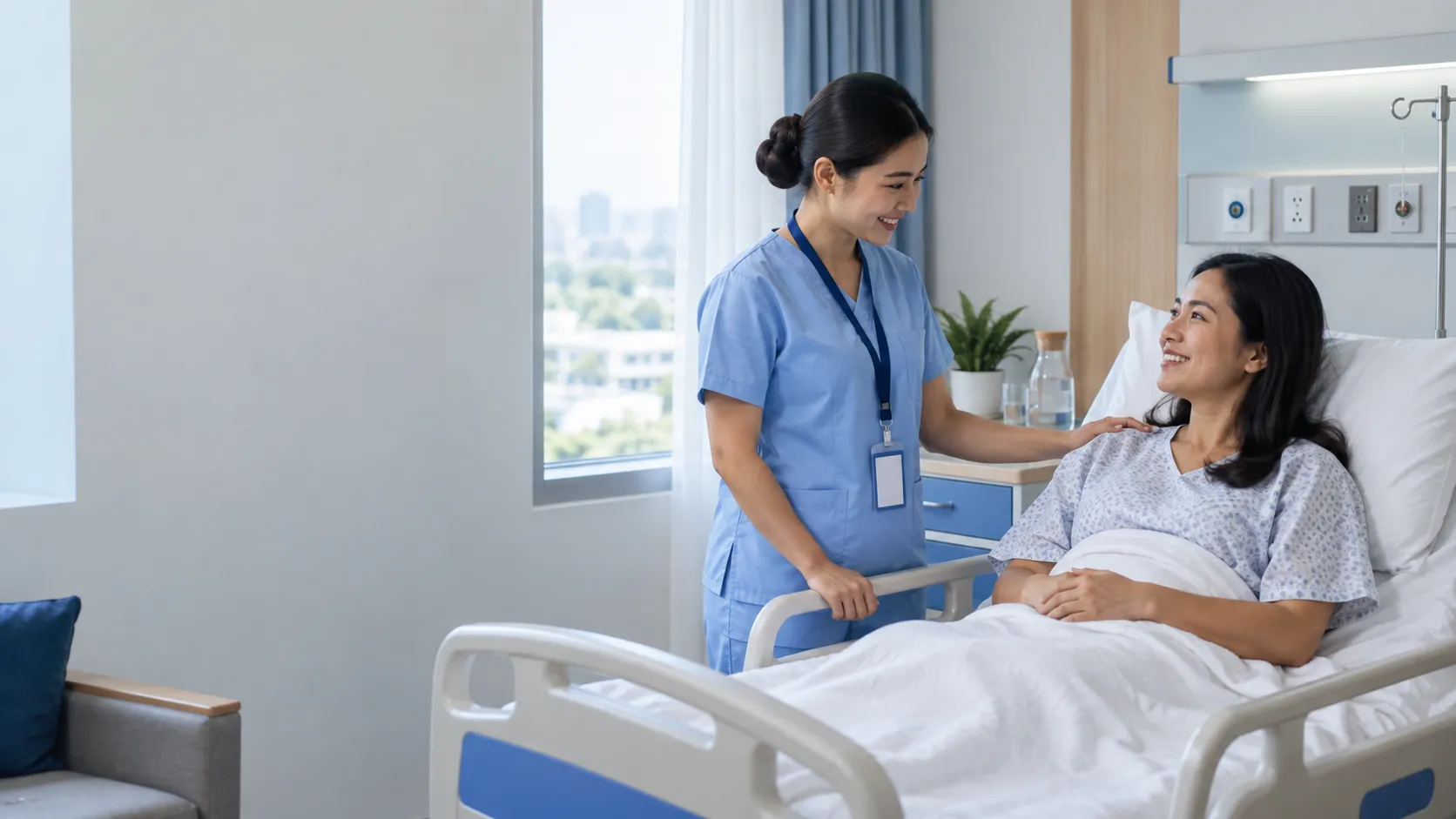 Perawat berbincang dengan pasien yang sedang dirawat di kamar rawat inap klinik.